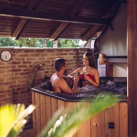Lexi Apartman private HydroMassage Hot Tub Balatonboglár Apartamento