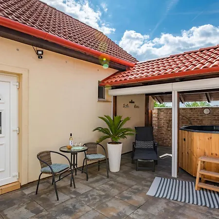 Lexi Private Hydromassage Hot Tub *