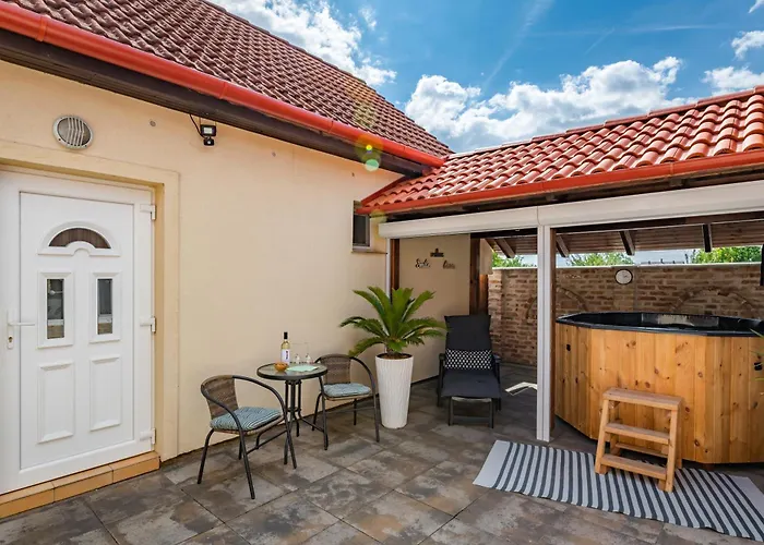 Lexi Private Hydromassage Hot Tub *